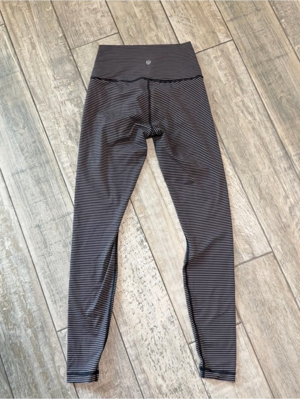 Wunder Under High Rise Legging. Stripped. Size 6.